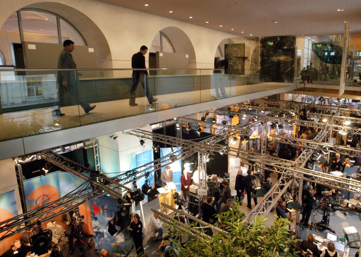  Berichterstattung anlässlich der Bundestagswahl 2002, Wahlberichterstattung aus dem Reichstagsgebäude.; Wahl, Medien, Medienvertreter, Journalisten, Übertragung, Technik, Scheinwerfer, Deutscher Bundestag, Presse