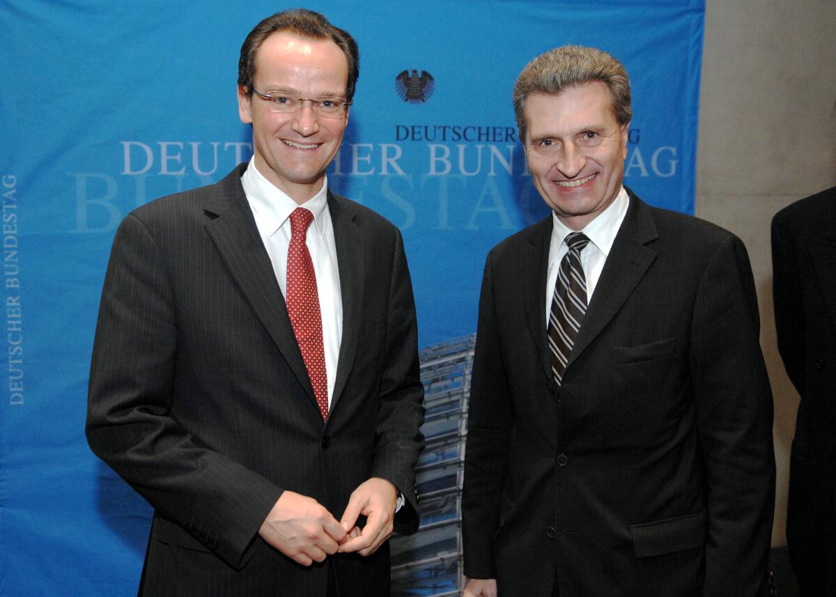 Günther Oettinger, (re), CDU/CSU, designierter EU-Kommissar für Energiepolitik, zu Gast im Ausschuss für die Angelegenheiten der Europäischen Union im Deutschen Bundestag. Gunther Krichbaum, (li), CDU/CSU, Vorsitzender des Ausschusses, begrüßt den Gast. Krichbaum, Gunther; Oettinger, Günther Günther Oettinger, (re), CDU/CSU, designierter EU-Kommissar für Energiepolitik, zu Gast im Ausschuss für die Angelegenheiten der Europäischen Union im Deutschen Bundestag. Gunther Krichbaum, (li), CDU/CSU, Vorsitzender des Ausschusses, begrüßt den Gast.