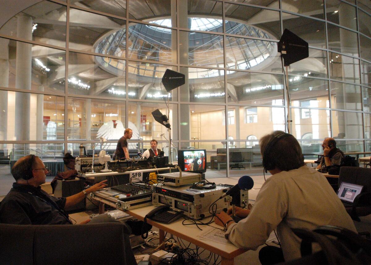 Berichterstattung anlässlich der Bundestagswahl 2002, Wahlberichterstattung aus dem Reichstagsgebäude.; Wahl, Medien, Medienvertreter, Journalisten, Übertragung, Presse, Plenarsaal, Kuppel, Sitzungssaal, Deutscher Bundestag Berichterstattung anlässlich der Bundestagswahl 2002, Wahlberichterstattung aus dem Reichstagsgebäude.; Wahl, Medien, Medienvertreter, Journalisten, Übertragung, Presse, Plenarsaal, Kuppel, Sitzungssaal, Deutscher Bundestag