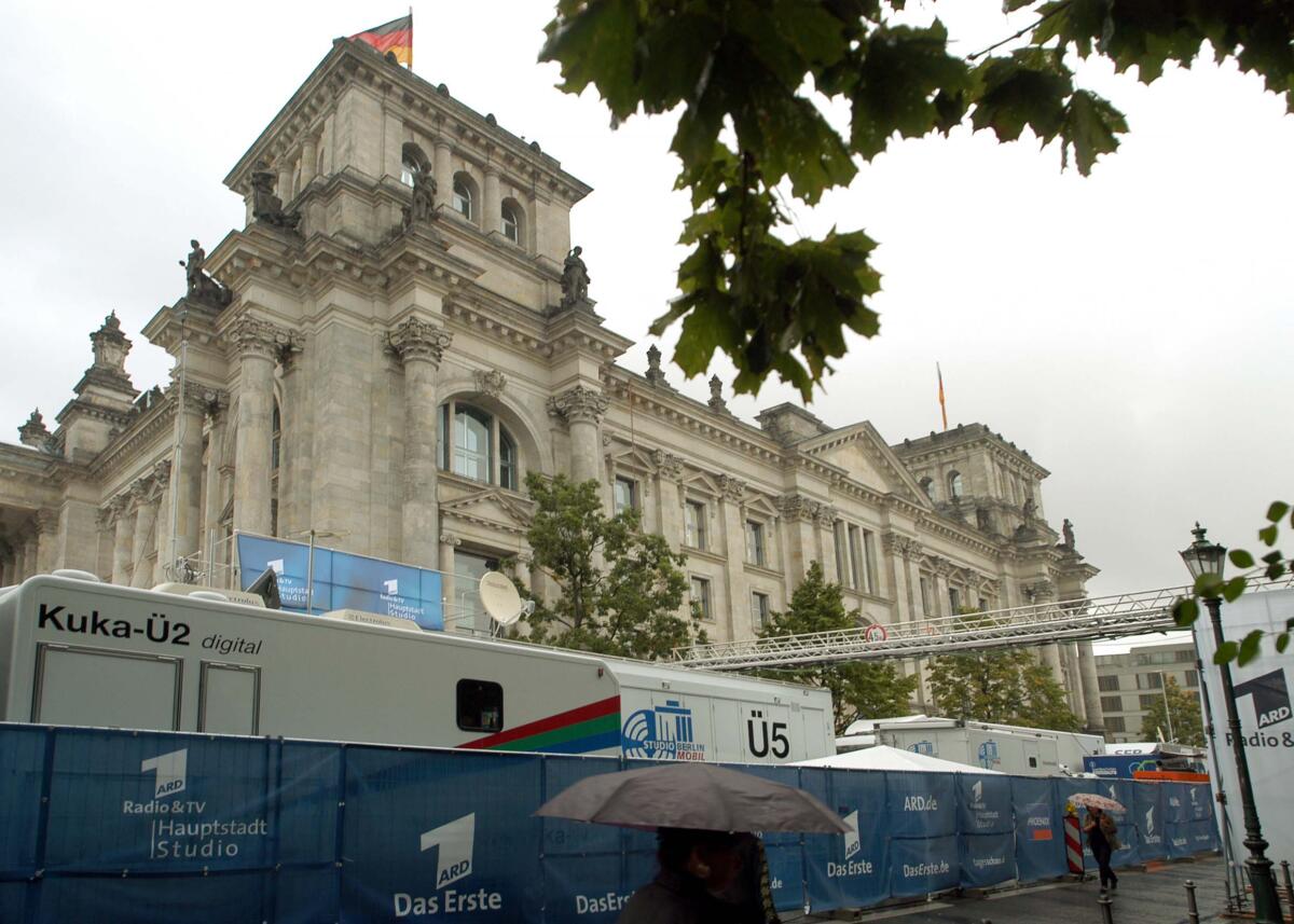 Berichterstattung anlässlich der Bundestagswahl 2002, Wahlberichterstattung aus dem Reichstagsgebäude.; Wahl, Medien, Medienvertreter, Journalisten, Übertragung, Technik, Deutscher Bundestag, Presse, Übertragungswagen, Ü-Wagen Berichterstattung anlässlich der Bundestagswahl 2002, Wahlberichterstattung aus dem Reichstagsgebäude.; Wahl, Medien, Medienvertreter, Journalisten, Übertragung, Technik, Deutscher Bundestag, Presse, Übertragungswagen, Ü-Wagen