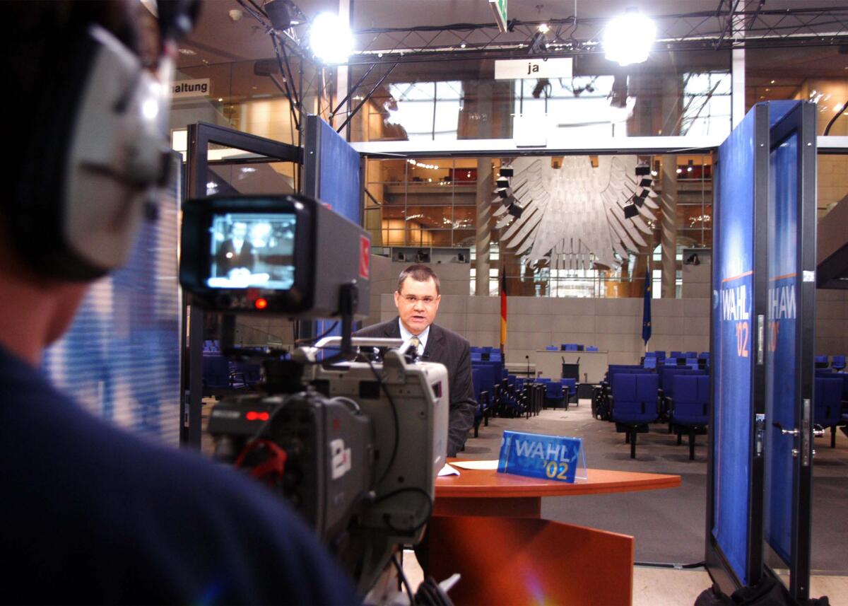 Berichterstattung anlässlich der Bundestagswahl 2002, Wahlberichterstattung aus dem Reichstagsgebäude.; Wahl, Medien, Medienvertreter, Journalisten, Übertragung, Fernsehkamera, Kamera, Kameramann, Plenarsaal, Licht, Technik, Scheinwerfer, Deutscher Bundestag, Bundestagsadler Berichterstattung anlässlich der Bundestagswahl 2002, Wahlberichterstattung aus dem Reichstagsgebäude.; Wahl, Medien, Medienvertreter, Journalisten, Übertragung, Fernsehkamera, Kamera, Kameramann, Plenarsaal, Licht, Technik, Scheinwerfer, Deutscher Bundestag, Bundestagsadler