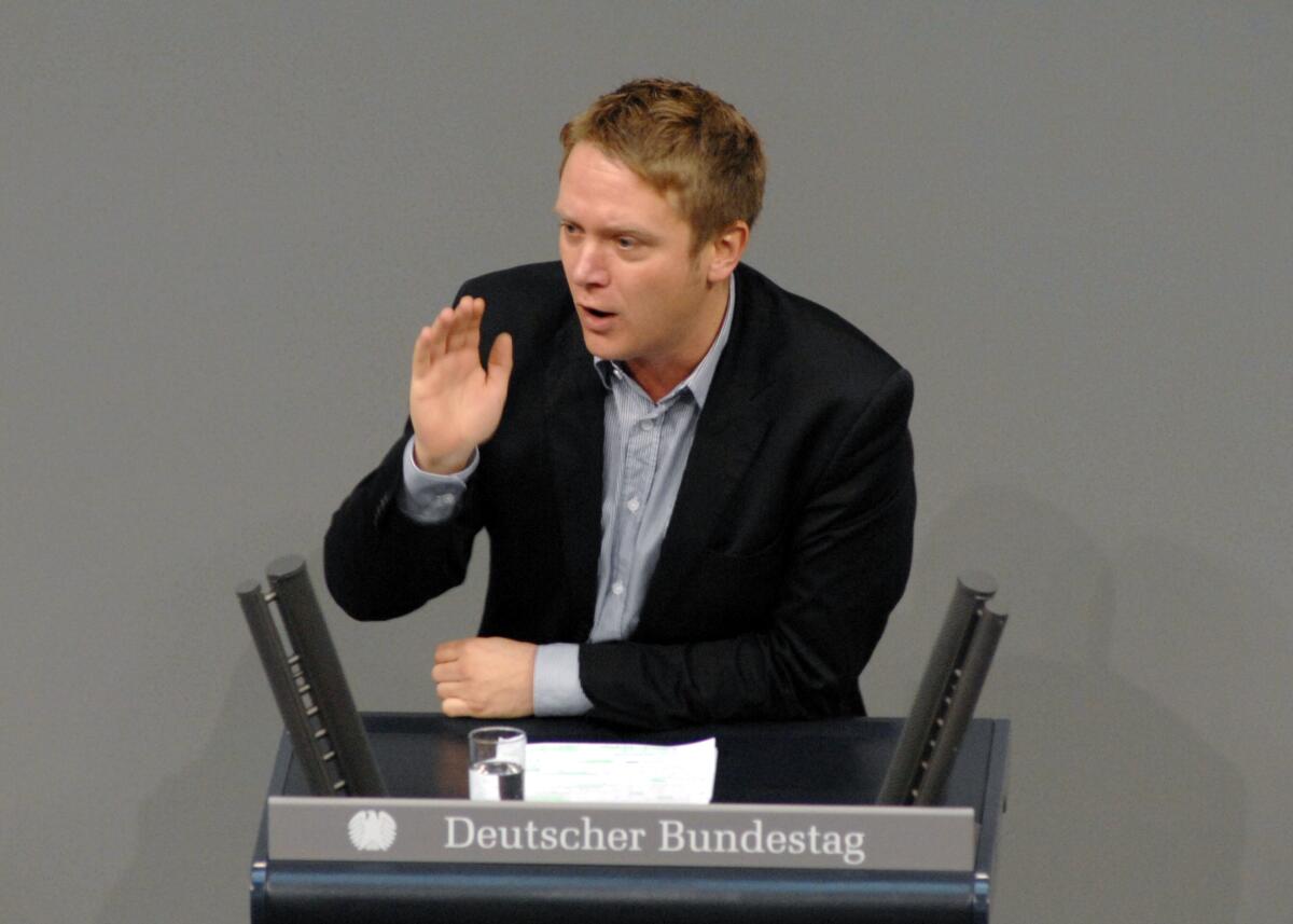 Jan Korte, DIE LINKE., Bundestagsabgeordneter, Abgeordneter, Mitglied des Deutschen Bundestages, MdB, Rede, Deutscher Bundestag, 9. Sitzung, TOP 5, Thema: Datenschutz für Beschäftigte.; Rednerpult. Korte, Jan Jan Korte, DIE LINKE., Bundestagsabgeordneter, Abgeordneter, Mitglied des Deutschen Bundestages, MdB, Rede, Deutscher Bundestag, 9. Sitzung, TOP 5, Thema: Datenschutz für Beschäftigte.; Rednerpult.