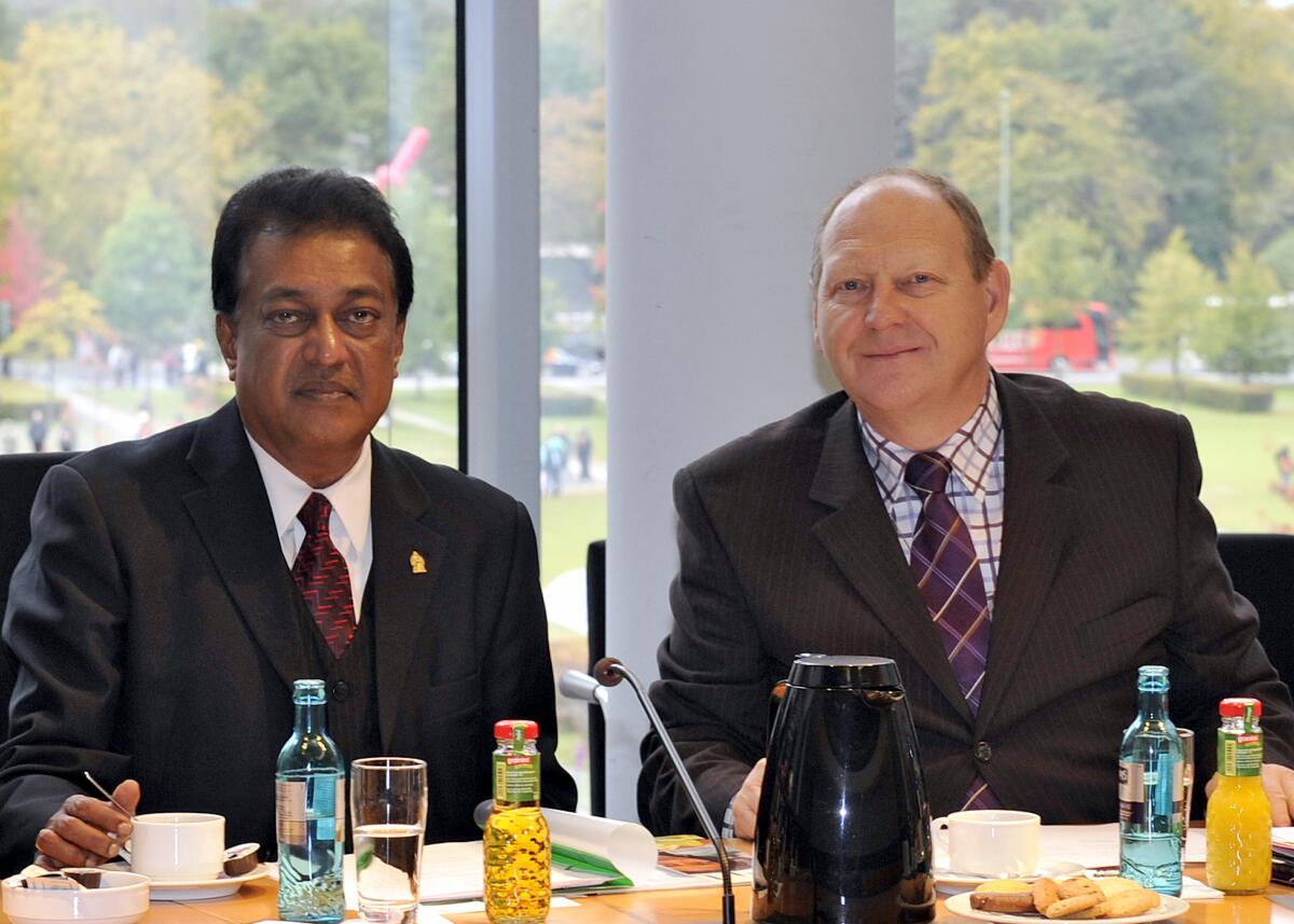 Brähmig, Klaus; Kongahage, Upali Sarrath Klaus Brähmig, (re), CDU/CSU, Vorsitzender des Ausschusses des Deutschen Bundestages für Tourismus, empfängt den Botschafter von Sri Lanka, Upali Sarrath Kongahage, in der Ausschusssitzung