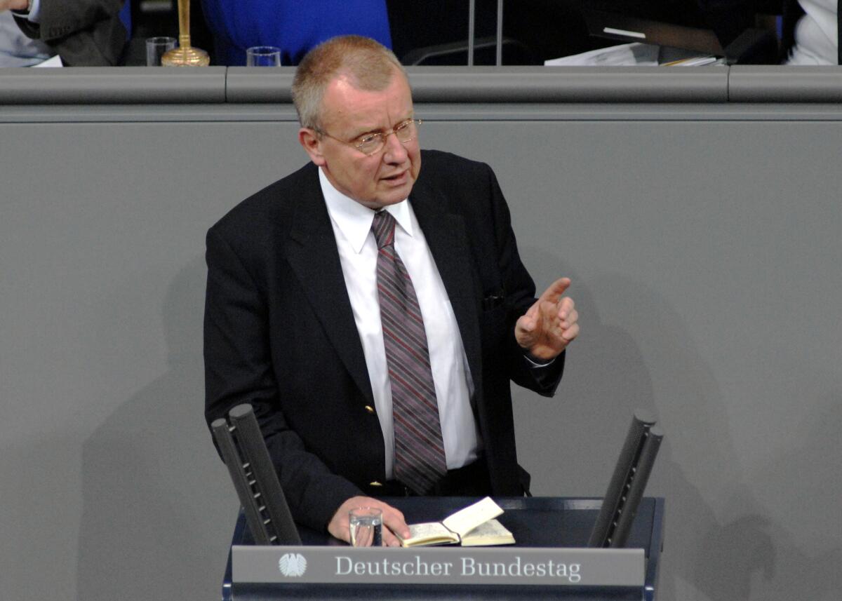 Ruprecht Polenz, CDU/CSU, Bundestagsabgeordneter, Abgeordneter, Mitglied des Deutschen Bundestages, MdB, Rede, Deutscher Bundestag, 11. Sitzung, Aktuelle Stunde, Thema: Einsatz der Bundeswehr in Afghanistan.; Rednerpult. Polenz, Ruprecht Ruprecht Polenz, CDU/CSU, Bundestagsabgeordneter, Abgeordneter, Mitglied des Deutschen Bundestages, MdB, Rede, Deutscher Bundestag, 11. Sitzung, Aktuelle Stunde, Thema: Einsatz der Bundeswehr in Afghanistan.; Rednerpult.