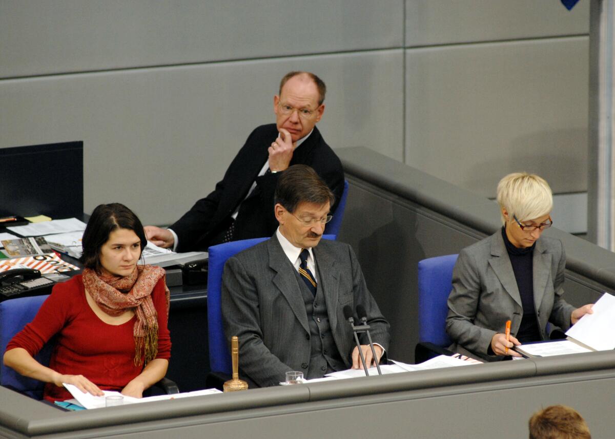 Schriftführer: Daniela Kolbe, SPD, (li), Nadine Müller, CDU/CSU, (re), Vorsitz: Bundestagsvizepräsident Dr. Hermann Otto Solms, FDP. Koeppen, Jens; Kolbe, Daniela; Müller, Nadine Schriftführer: Daniela Kolbe, SPD, (li), Nadine Müller, CDU/CSU, (re), Vorsitz: Bundestagsvizepräsident Dr. Hermann Otto Solms, FDP.