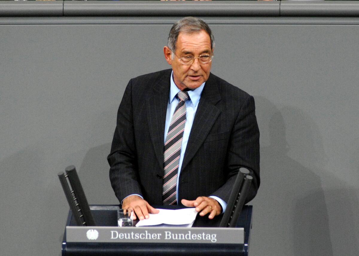Ernst-Reinhard Beck (Reutlingen), CDU/CSU, Bundestagsabgeordneter, Abgeordneter, Mitglied des Deutschen Bundestages, MdB, Rede, Deutscher Bundestag, 11. Sitzung, Aktuelle Stunde, Thema: Einsatz der Bundeswehr in Afghanistan.; Rednerpult. Beck, Ernst-Reinhard Ernst-Reinhard Beck (Reutlingen), CDU/CSU, Bundestagsabgeordneter, Abgeordneter, Mitglied des Deutschen Bundestages, MdB, Rede, Deutscher Bundestag, 11. Sitzung, Aktuelle Stunde, Thema: Einsatz der Bundeswehr in Afghanistan.; Rednerpult.