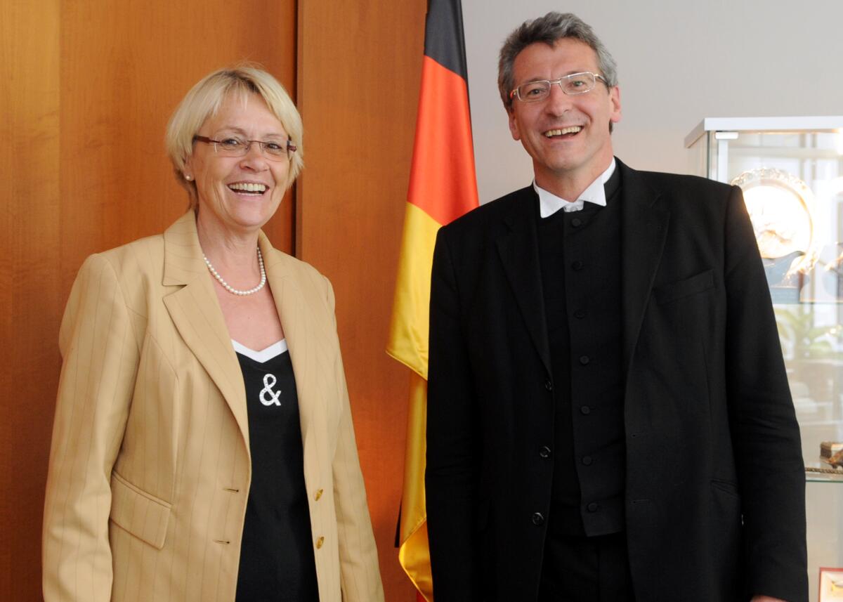 Dr. h. c. Susanne Kastner, SPD, Vorsitzende des Verteidigungsausschusses des Deutschen Bundestages, empfängt Prälat Dr. Bernhard Felmberg, zu einem Gespräch.; Fahne. Kastner, Susanne Dr. h. c. Susanne Kastner, SPD, Vorsitzende des Verteidigungsausschusses des Deutschen Bundestages, empfängt Prälat Dr. Bernhard Felmberg, zu einem Gespräch.; Fahne.