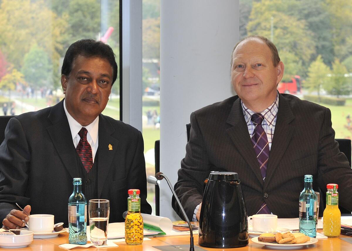 Brähmig, Klaus; Kongahage, Upali Sarrath Klaus Brähmig, (re), CDU/CSU, Vorsitzender des Ausschusses des Deutschen Bundestages für Tourismus, empfängt den Botschafter von Sri Lanka, Upali Sarrath Kongahage, in der Ausschusssitzung