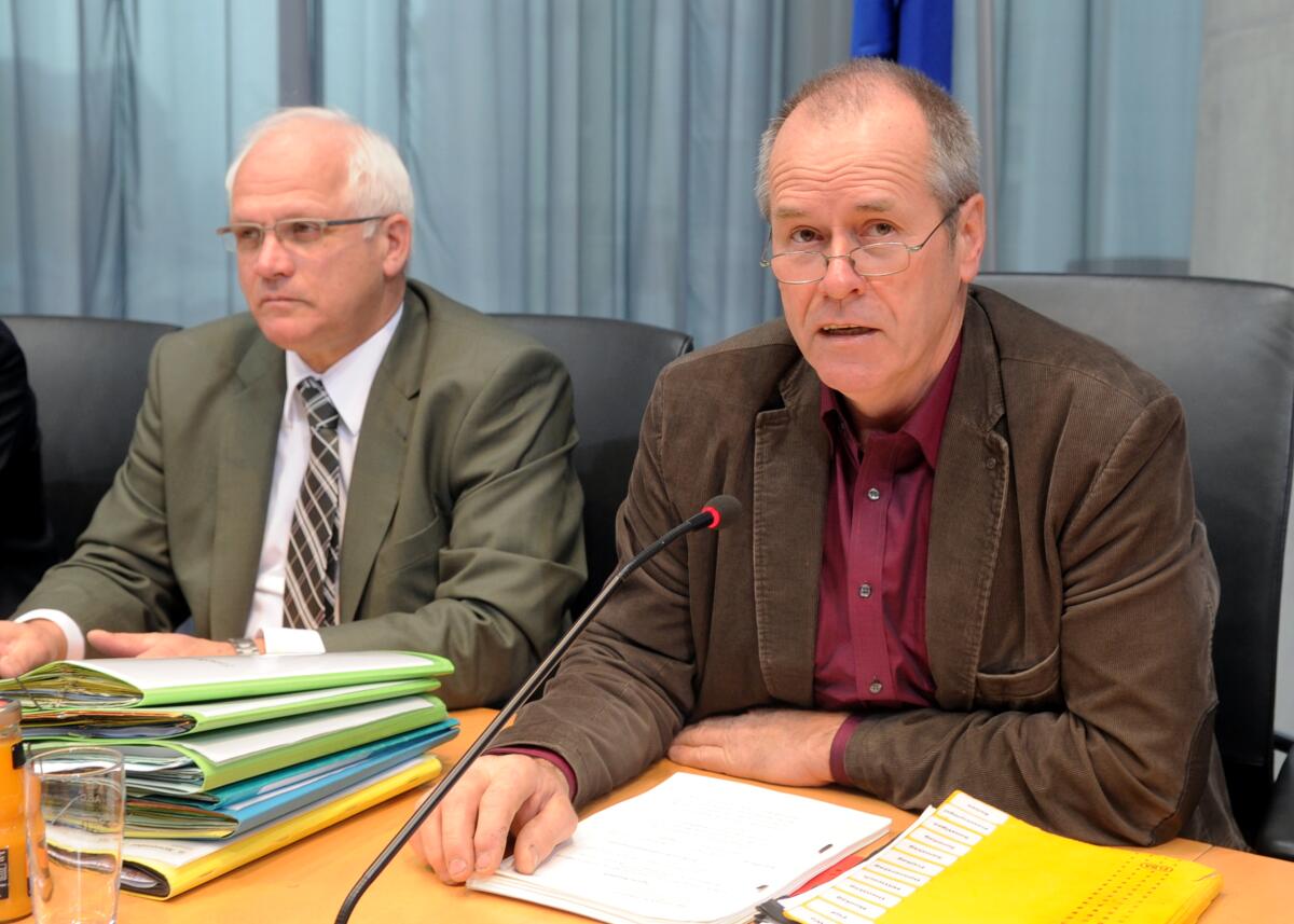 Ostendorff, Friedrich; Bleser, Peter Der Ausschuss des Deutschen Bundestages für Ernährung, Landwirtschaft und Verbraucherschutz, hat mit Beteiligung von Sachverständigen eine Ausschusssitzung zum Thema Verbraucherinformationsgesetz. Die Sitzung wird von Friedrich Ostendorff, (re), Bündnis 90/Die Grünen, geleitet. Hier links im Bild: Peter Bleser, CDU/CSU, Parlamentarischer Staatssekretär.