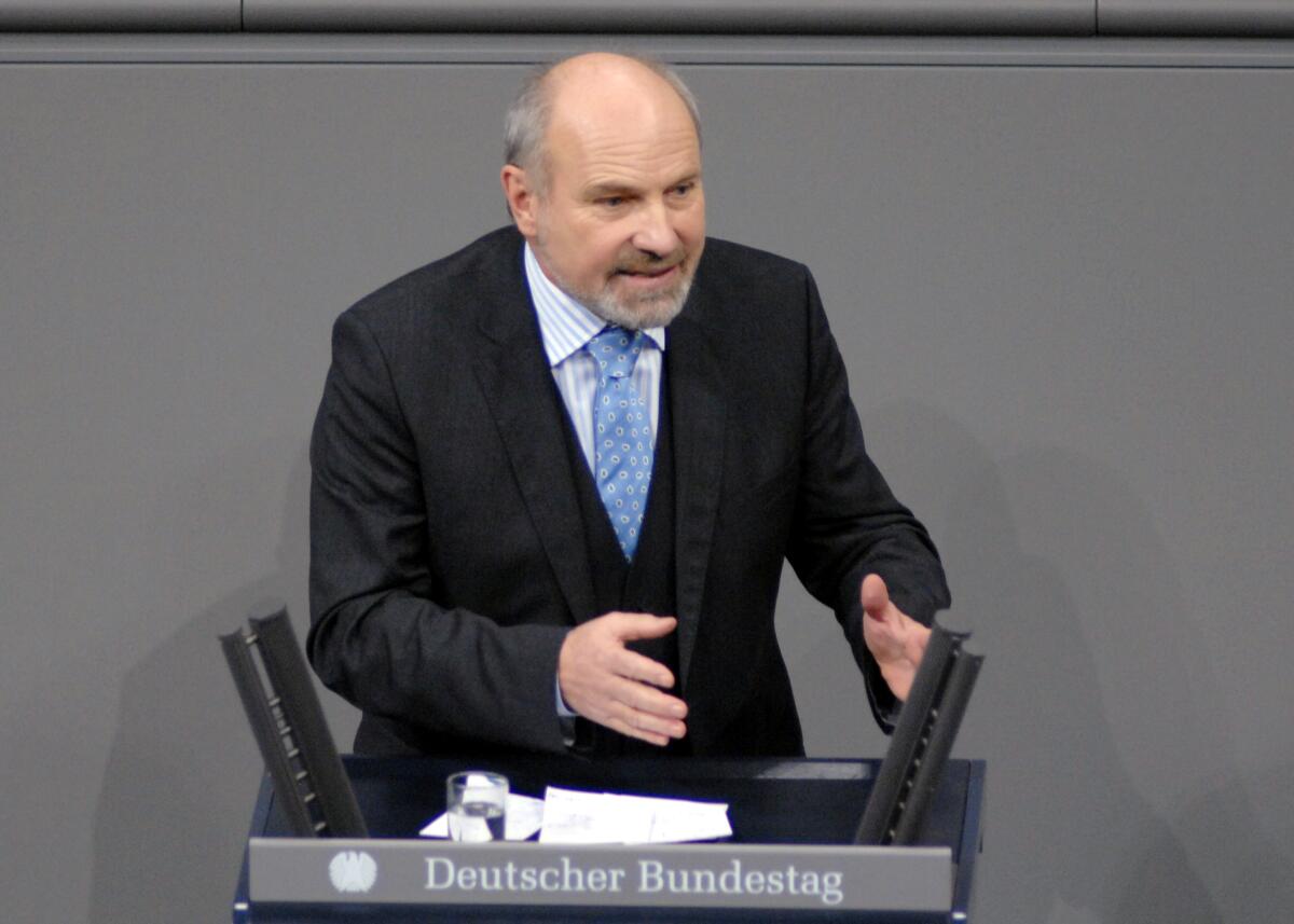 Rainer Arnold, SPD, Bundestagsabgeordneter, Abgeordneter, Mitglied des Deutschen Bundestages, MdB, Rede, Deutscher Bundestag, 11. Sitzung, Aktuelle Stunde, Thema: Einsatz der Bundeswehr in Afghanistan.; Rednerpult. Arnold, Rainer Rainer Arnold, SPD, Bundestagsabgeordneter, Abgeordneter, Mitglied des Deutschen Bundestages, MdB, Rede, Deutscher Bundestag, 11. Sitzung, Aktuelle Stunde, Thema: Einsatz der Bundeswehr in Afghanistan.; Rednerpult.