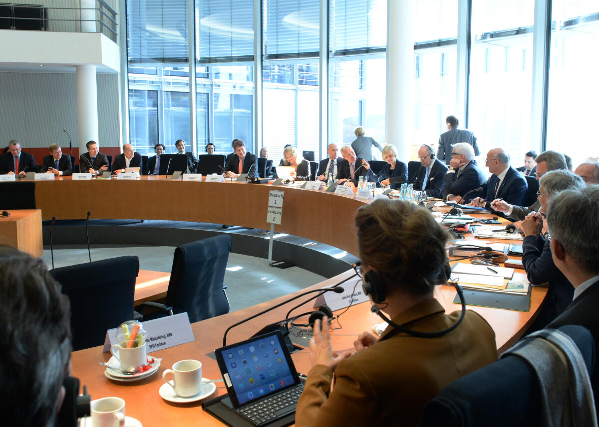 Röttgen, Norbert; Steinmeier, Frank-Walter; Fabius, Laurent; Etienne, Philippe; Gouigou, Elisabeth Dr. Norbert Röttgen, CDU/CSU, Vorsitzender des Auswärtigen Ausschusses des Deutschen Bundestages, leitet eine Sitzung, an der Bundesaußenminister Dr. Frank-Walter Steinmeier, SPD, der Außenminister der Republik Frankreich, Laurent Fabius, Elisabeth Guigou, Vorsitzende des Auswärtigen Ausschusses der Assemblée Nationale, und der Botschafter von Frankreich in der Bundesrepublik Deutschalnd, Philippe Etienne, teil nehmen.; Übersicht.