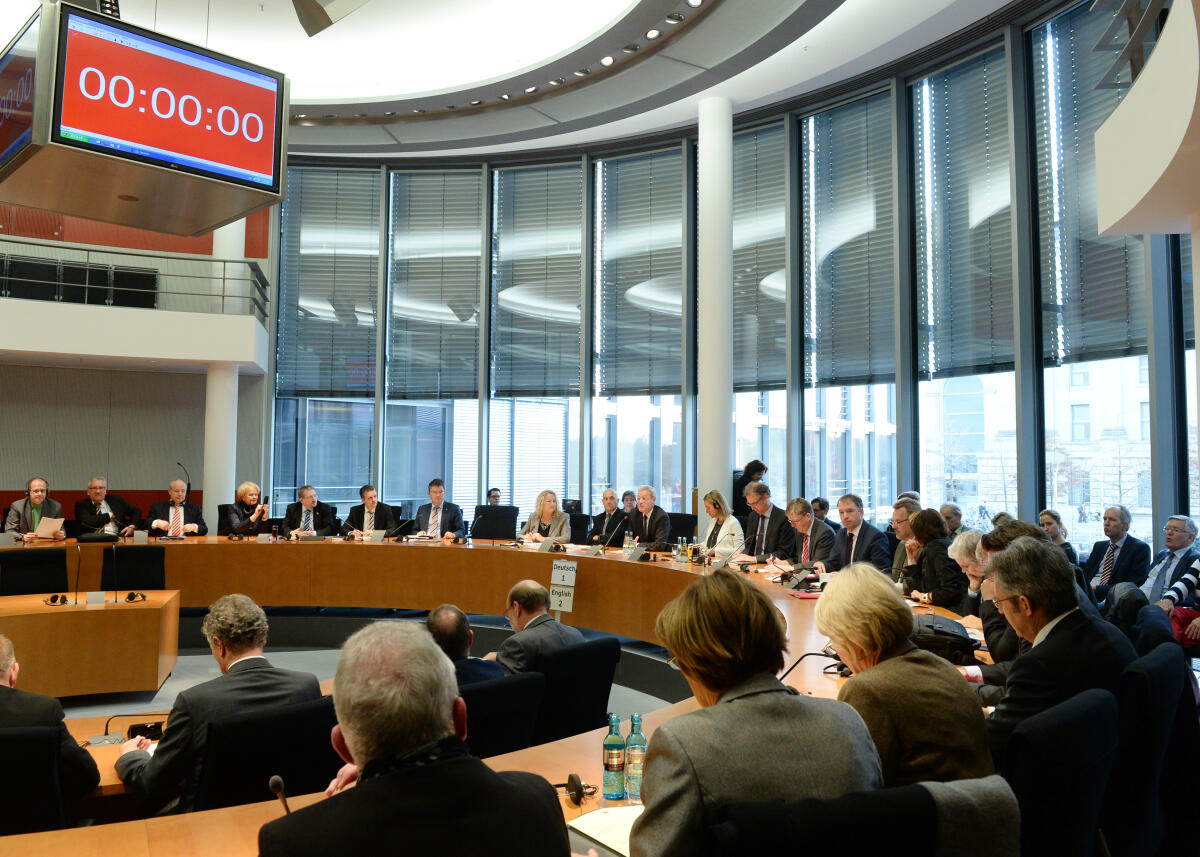  Der Auswärtige Ausschuss des Deutschen Bundestages hat die Hohe Vertreterin der EU für Außen- und Sicherheitspolitik und Vizepräsidentin der Europäischen Kommission, Federica Mogherini, zu Gast. Die Sitzung, an der zahlreiche Mitglieder des Verteidigungsausschusses des Bundestages teil nehmen, wird vom Vorsitzenden des Auswärtigen Ausschusses, Norbert Röttgen, CDU/CSU, geleitet.; Übersicht.