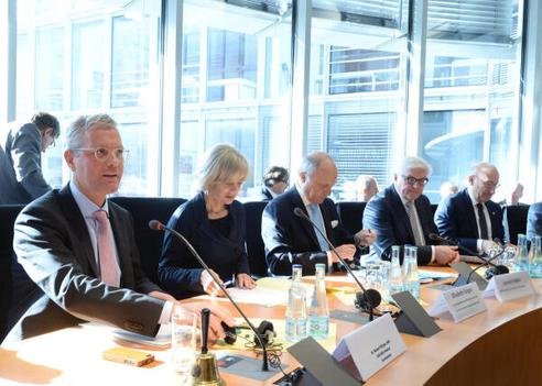 Röttgen, Norbert; Steinmeier, Frank-Walter; Fabius, Laurent; Etienne, Philippe; Gouigou, Elisabeth Paul-Löbe-Haus, Sitzungssaal