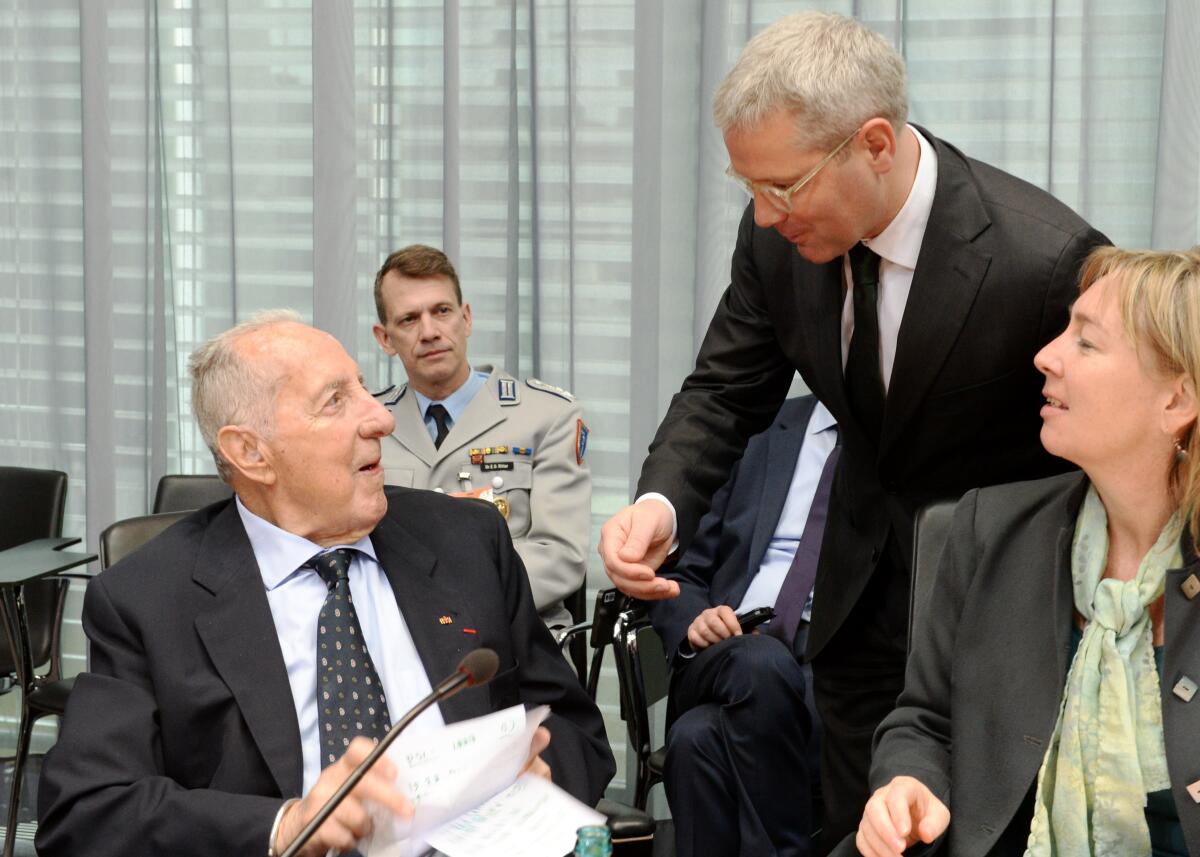 Röttgen, Norbert; Scholl-Latour, Peter Dr. Peter Scholl-Latour, (li), nimmt u. a. an einer Öffentlichen Anhörung des Ausschusses des Deutschen Bundestages für Auswärtiges, die vom Vorsitzenden Dr. Norbert Röttgen, (re), CDU/CSU, geleitet wird, teil.
