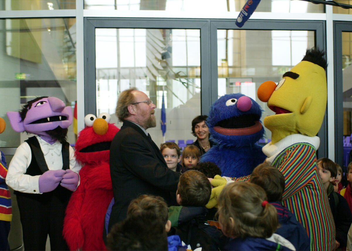 Bundestagspräsident Wolfgang Thierse, SPD, (mitte), empfängt Ernie, Bert & Co. aus der Sesamstraße.; Figuren, Puppen, Kinder Thierse, Wolfgang Bundestagspräsident Wolfgang Thierse, SPD, (mitte), empfängt Ernie, Bert & Co. aus der Sesamstraße.; Figuren, Puppen, Kinder