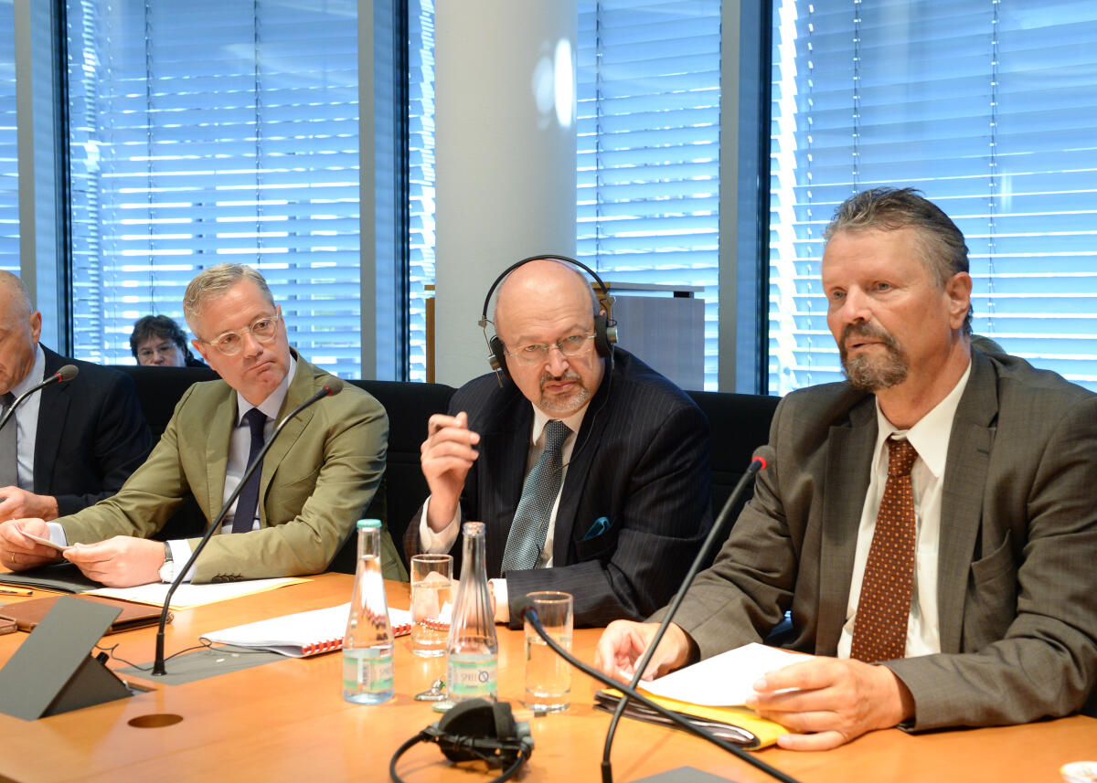 Röttgen, Norbert; Zannier, Lamberto OSZE-Generalsekretär Lamberto Zannier, (mitte), ist zu Gast beim Auswärtigen Ausschuss des Deutschen Bundestages. Dr. Norbert Röttgen, (li), CDU/CSU, Vorsitzender des Ausschusses, leitet die Sitzung.