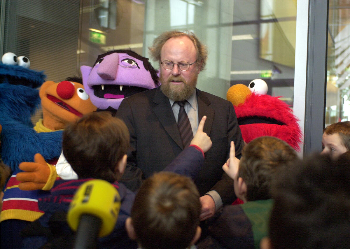 Thierse, Wolfgang Bundestagspräsident  Wolfgang Thierse, SPD, (mitte), empfängt Ernie, Bert & Co. aus der Sesamstraße.; Figuren, Puppen, Kinder