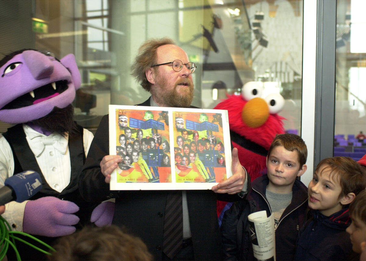 Thierse, Wolfgang Bundestagspräsident, Wolfgang Thierse, SPD, (mitte), empfängt Ernie, Bert & Co. aus der Sesamstraße.; Figuren, Puppen, Kinder