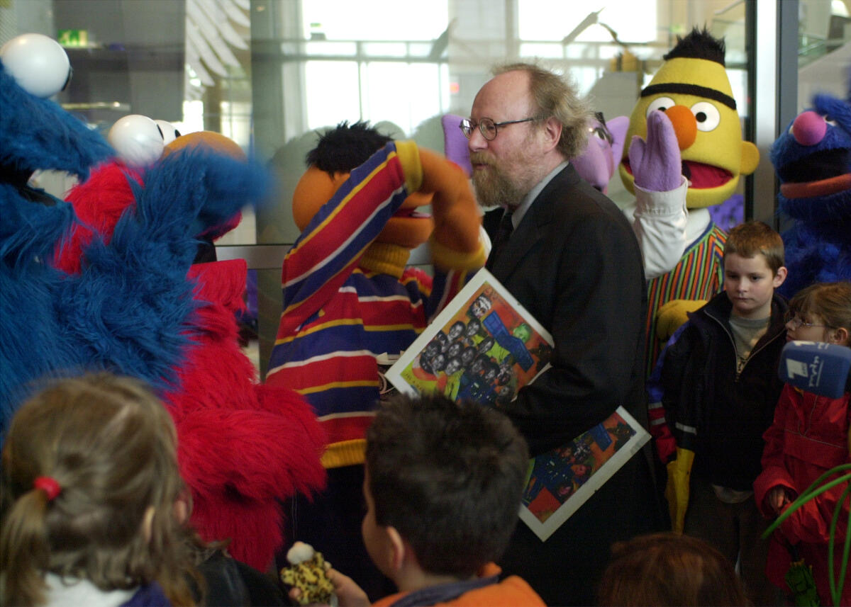 Thierse, Wolfgang Bundestagspräsident, Wolfgang Thierse, SPD, (mitte), empfängt Ernie, Bert & Co. aus der Sesamstraße.; Figuren, Puppen, Kinder