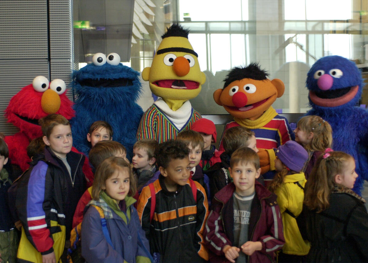 Ernie, Bert & Co. aus der Sesamstraße und Kinder zu Besuch im Reichstagsgebäude.; Puppen, Figuren Ernie, Bert & Co. aus der Sesamstraße und Kinder zu Besuch im Reichstagsgebäude.; Puppen, Figuren