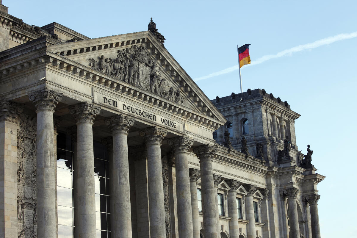 Blick auf das Reichstagsgebäude, Sitz des Deutschen Bundestages.; Westportal, Inschrift Dem Deutschen Volke, Fahne, Flagge, Eingang, Westseite, Säulen, Aussenansicht, aussen, Turm Blick auf das Reichstagsgebäude, Sitz des Deutschen Bundestages.; Westportal, Inschrift Dem Deutschen Volke, Fahne, Flagge, Eingang, Westseite, Säulen, Aussenansicht, aussen, Turm