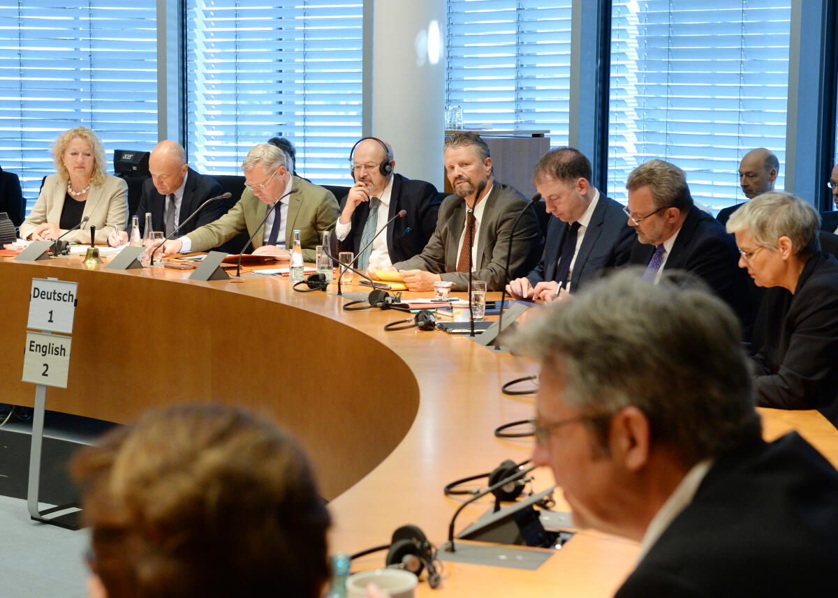 OSZE-Generalsekretär Lamberto Zannier, (4.v.li), ist zu Gast beim Auswärtigen Ausschuss des Deutschen Bundestages. Dr. Norbert Röttgen, (3.v.li), CDU/CSU, Vorsitzender des Ausschusses, leitet die Sitzung.; Übersicht. Röttgen, Norbert; Zannier, Lamberto OSZE-Generalsekretär Lamberto Zannier, (4.v.li), ist zu Gast beim Auswärtigen Ausschuss des Deutschen Bundestages. Dr. Norbert Röttgen, (3.v.li), CDU/CSU, Vorsitzender des Ausschusses, leitet die Sitzung.; Übersicht.