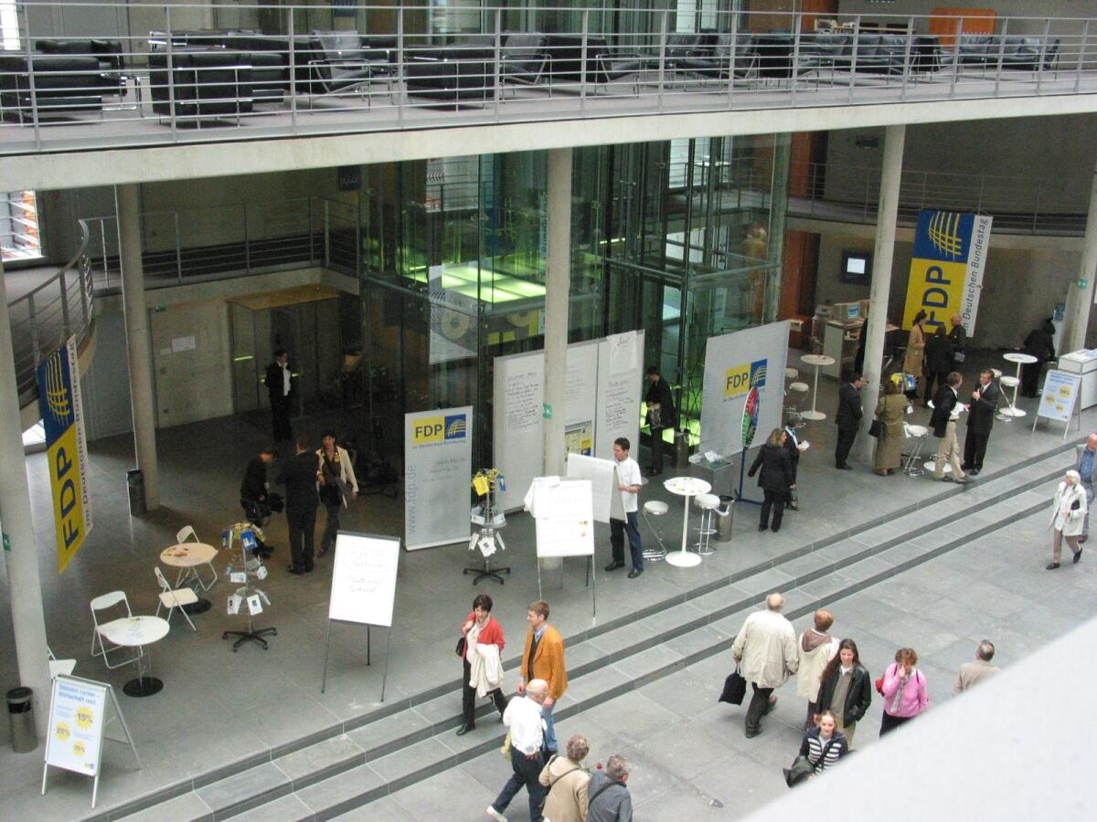  Tage der Ein- und Ausblicke 2002 vom 26. bis 28. April 2002, Besucher in der Halle des Paul-Löbe-Haus, hier der Stand der FDP-Fraktion.; Tag der offenen Tür