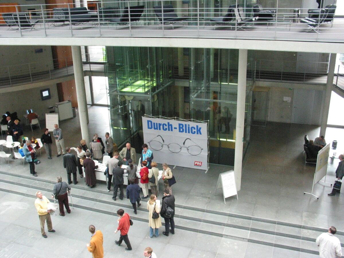  Tage der Ein- und Ausblicke 2002 vom 26. bis 28. April 2002, Besucher in der Halle des Paul-Löbe-Haus, hier der Stand der SPD-Fraktion.; Tag der offenen Tür