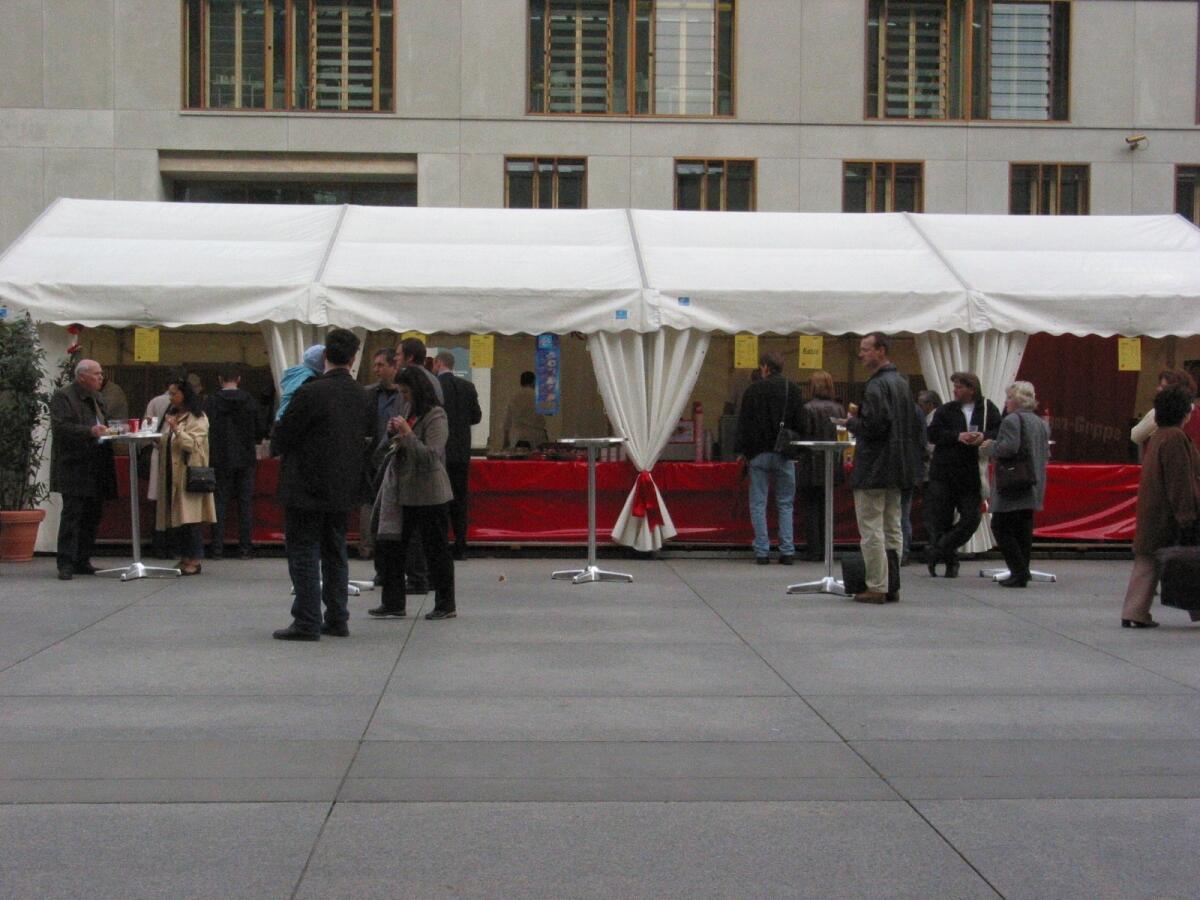Tage der Ein- und Ausblicke 2002 vom 26. bis 28. April 2002, Besucher auf dem Ebertplatz.; Zelt, Stand, Tag der offenen Tür Tage der Ein- und Ausblicke 2002 vom 26. bis 28. April 2002, Besucher auf dem Ebertplatz.; Zelt, Stand, Tag der offenen Tür