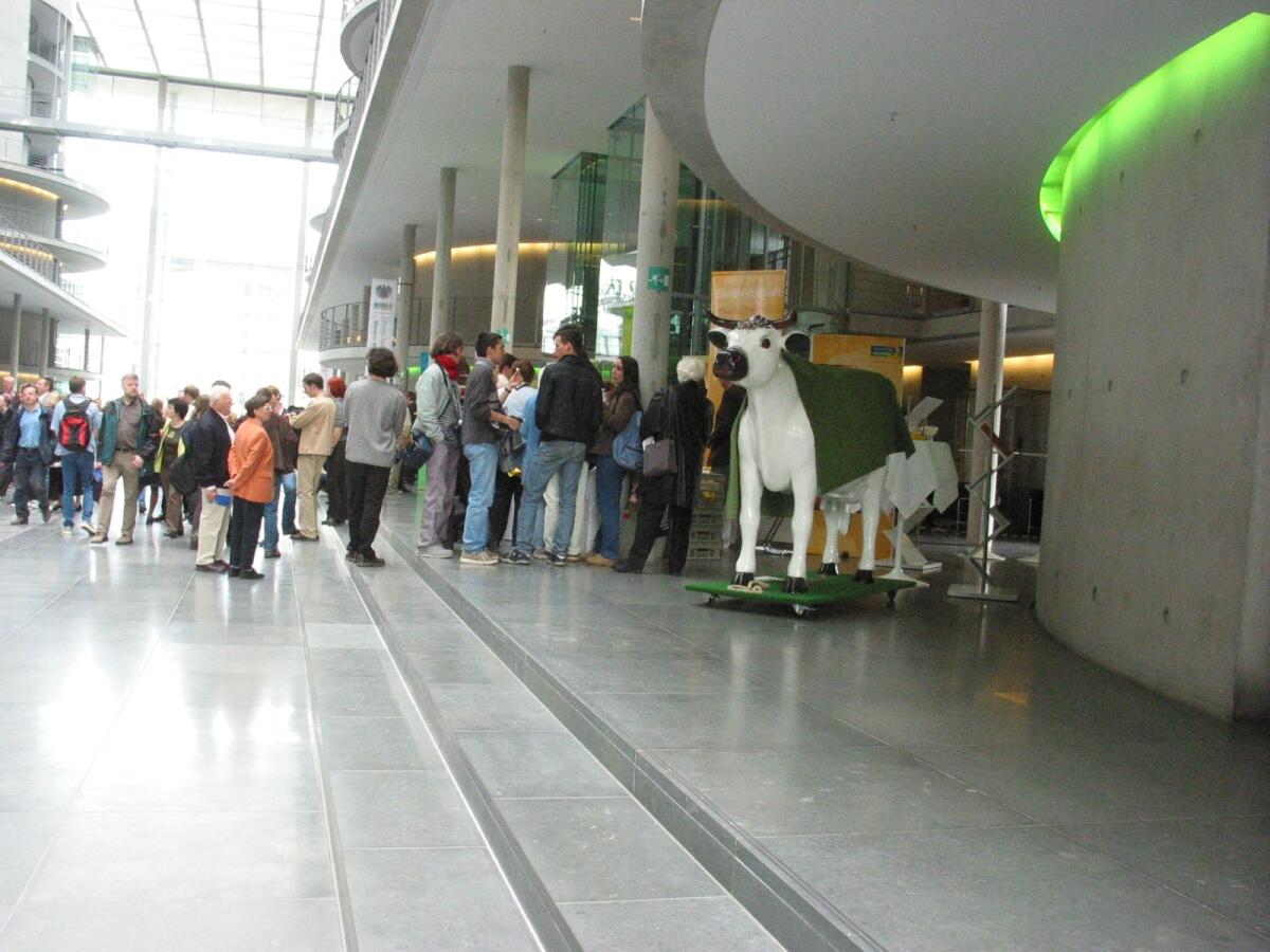 Tage der Ein- und Ausblicke 2002 vom 26. bis 28. April 2002, Besucher in der Halle des Paul-Löbe-Haus.; Tag der offenen Tür Tage der Ein- und Ausblicke 2002 vom 26. bis 28. April 2002, Besucher in der Halle des Paul-Löbe-Haus.; Tag der offenen Tür