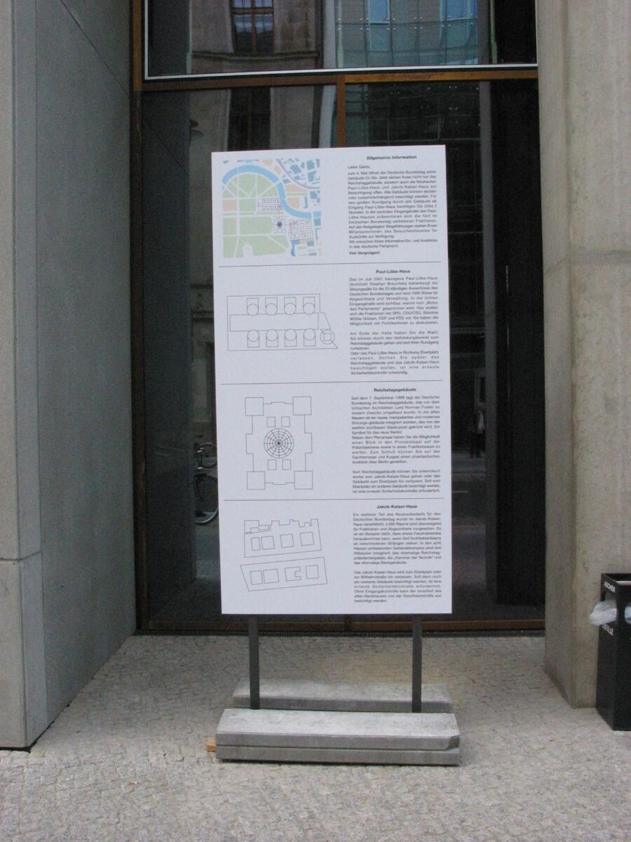 Tage der Ein- und Ausblicke 2002 vom 26. bis 28. April 2002, Hinweistafel vor dem Jakob-Kaiser-Haus.; Hinweisschild, Schild, Tag der offenen Tür Tage der Ein- und Ausblicke 2002 vom 26. bis 28. April 2002, Hinweistafel vor dem Jakob-Kaiser-Haus.; Hinweisschild, Schild, Tag der offenen Tür