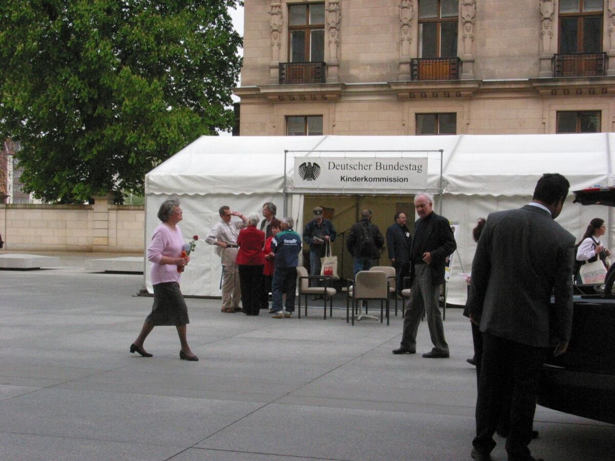 Tage der Ein- und Ausblicke 2002 vom 26. bis 28. April 2002, Besucher auf dem Ebertplatz vor dem Zelt der Kinderkommission.; Stand, Tag der offenen Tür Tage der Ein- und Ausblicke 2002 vom 26. bis 28. April 2002, Besucher auf dem Ebertplatz vor dem Zelt der Kinderkommission.; Stand, Tag der offenen Tür