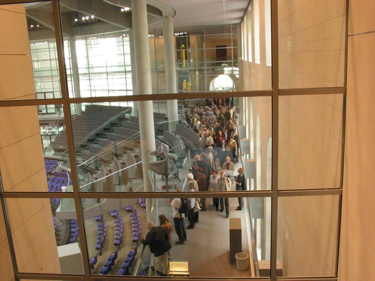 Tage der Ein- und Ausblicke 2002 vom 26. bis 28. April 2002, Besucher im Plenarsaal.; Tag der offenen Tür Tage der Ein- und Ausblicke 2002 vom 26. bis 28. April 2002, Besucher im Plenarsaal.; Tag der offenen Tür