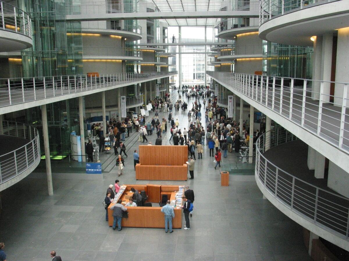  Tage der Ein- und Ausblicke 2002 vom 26. bis 28. April 2002, Besucher in der Halle des Paul-Löbe-Hauses.; Tag der offenen Tür, Besucher