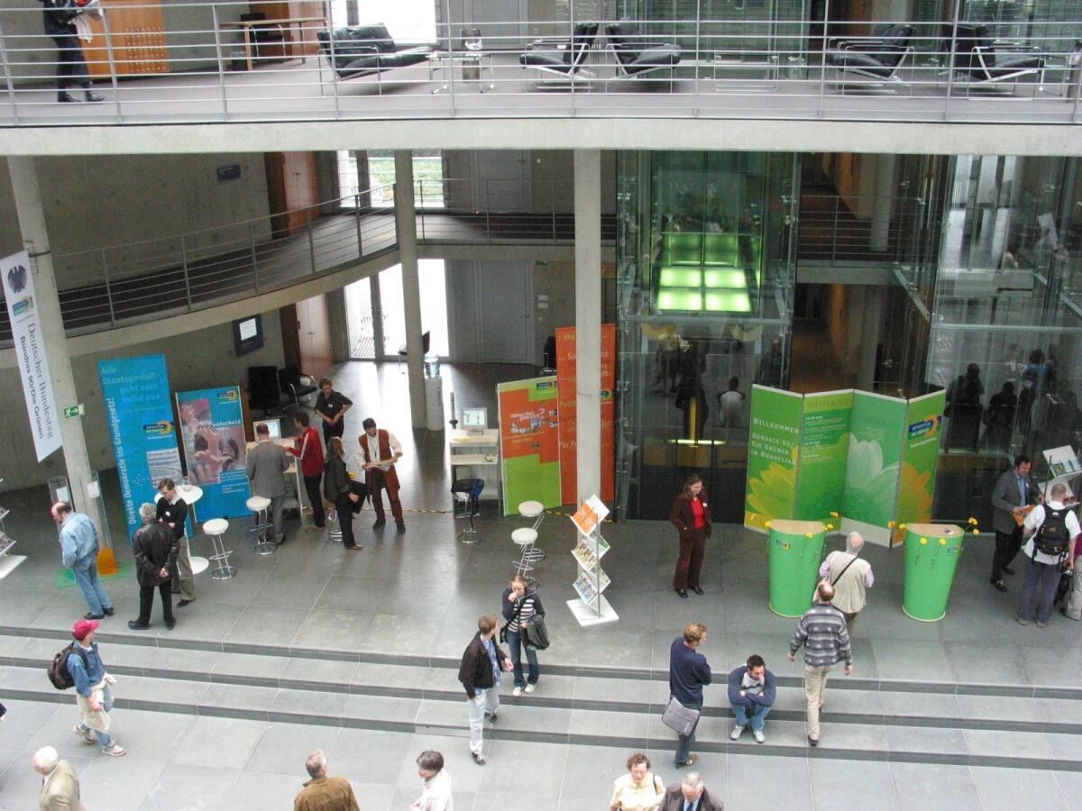 Tage der Ein- und Ausblicke 2002 vom 26. bis 28. April 2002, Besucher in der Halle des Paul-Löbe-Haus, hier der Stand von der Fraktion Bündnis 90/Die Grünen.; Tag der offenen Tür Tage der Ein- und Ausblicke 2002 vom 26. bis 28. April 2002, Besucher in der Halle des Paul-Löbe-Haus, hier der Stand von der Fraktion Bündnis 90/Die Grünen.; Tag der offenen Tür