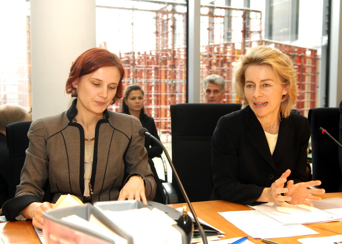Kipping, Katja; Leyen, Ursula von der Ursula von der Leyen, (re), CDU/CSU, Bundesministerin für Arbeit und Soziales ist zu Gast im Ausschuss für Arbeit und Soziales im Deutschen Bundestag. Katja Kipping, (li), DIE LINKE., Ausschussvorsitzende leitet die Sitzung.