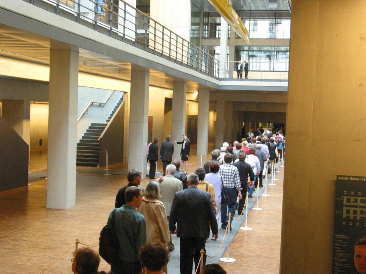  Tage der Ein- und Ausblicke 2002 vom 26. bis 28. April 2002, Besucher im Jakob-Kaiser-Haus.; Tag der offenen Tür