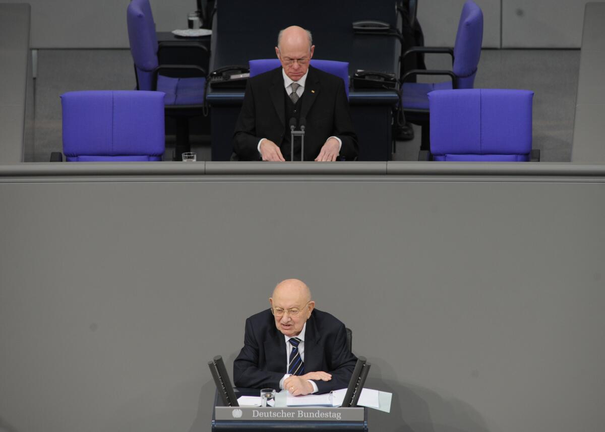Lammert, Norbert; Reich-Ranicki, Marcel Gedenkstunde des Deutschen Bundestages zum Tag des Gedenkens an die Opfer des Nationalsozialismus. Die Begrüßungsrede hält Bundestagspräsident Prof. Dr. Norbert Lammert, (oben), CDU/CSU, die Gedenkrede Prof. Dr. Marcel Reich-Ranicki, (unten). An der Gedenkfeier nehmen die Verfassungsorgane, Bundespräsident Christian Wulff, CDU/CSU, Bundeskanzlerin Dr. Angela Merkel, CDU/CSU, Präsident des Bundesverfassungsgerichts, Dr. Andreas Vosskuhle, und die Abgeordneten des Deutschen Bundestages sowie geladene Gäste teil.