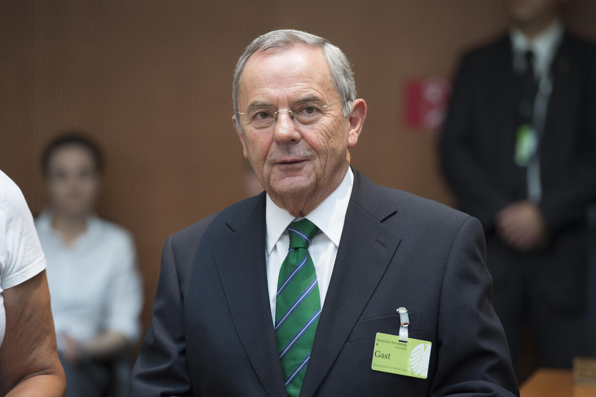 3. Sitzung des 2. Untersuchungsausschusses Euro Hawk.; Wolfgang Schneiderhan, Generalinspekteur der Bundeswehr a.D., vor Beginn der Sitzung.; Ausschuss, Untersuchung, Untersuchungsausschuss, Mimik 3. Sitzung des 2. Untersuchungsausschusses Euro Hawk.; Wolfgang Schneiderhan, Generalinspekteur der Bundeswehr a.D., vor Beginn der Sitzung.; Ausschuss, Untersuchung, Untersuchungsausschuss, Mimik