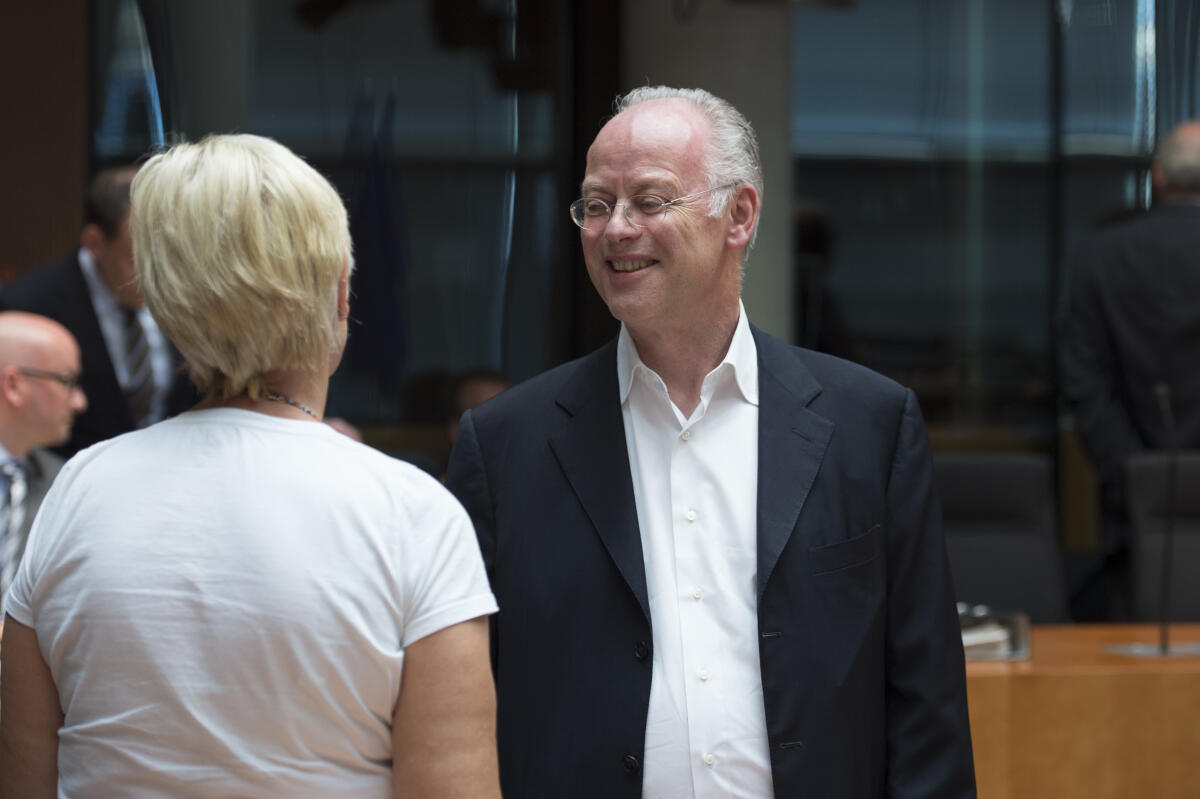 3. Sitzung des 2. Untersuchungsausschusses Euro Hawk.; v.l. Vorsitzende des Verteidigungsausschusseds, Dr. Susanne Kastner, SPD, MdB, und Rudolf Scharping, SPD, Bundesverteidigungsminister a.D.; Sitzung, Ausschuss, Gespräch, Untersuchungsausschuss Kastner, Susanne 3. Sitzung des 2. Untersuchungsausschusses Euro Hawk.; v.l. Vorsitzende des Verteidigungsausschusseds, Dr. Susanne Kastner, SPD, MdB, und Rudolf Scharping, SPD, Bundesverteidigungsminister a.D.; Sitzung, Ausschuss, Gespräch, Untersuchungsausschuss