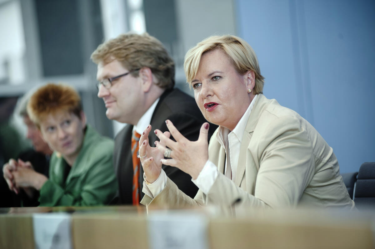 v.l: Petra Pau, Die Linke, MdB, Hartfrid Wolff, FDP, MdB, und Dr. Eva Högl, SPD, MdB, während der Bundespressekonferenz nach der Übergabe des Berichtes des NSU-Untersuchungsausschusses an den Bundestagspräsidenten Dr. Norbert Lammert.; Bundestagsabgeordnete, Abgeordnete, Mimik, Geste, Gestik Pau, Petra; Wolff, Hartfrid; Högl, Eva v.l: Petra Pau, Die Linke, MdB, Hartfrid Wolff, FDP, MdB, und Dr. Eva Högl, SPD, MdB, während der Bundespressekonferenz nach der Übergabe des Berichtes des NSU-Untersuchungsausschusses an den Bundestagspräsidenten Dr. Norbert Lammert.; Bundestagsabgeordnete, Abgeordnete, Mimik, Geste, Gestik