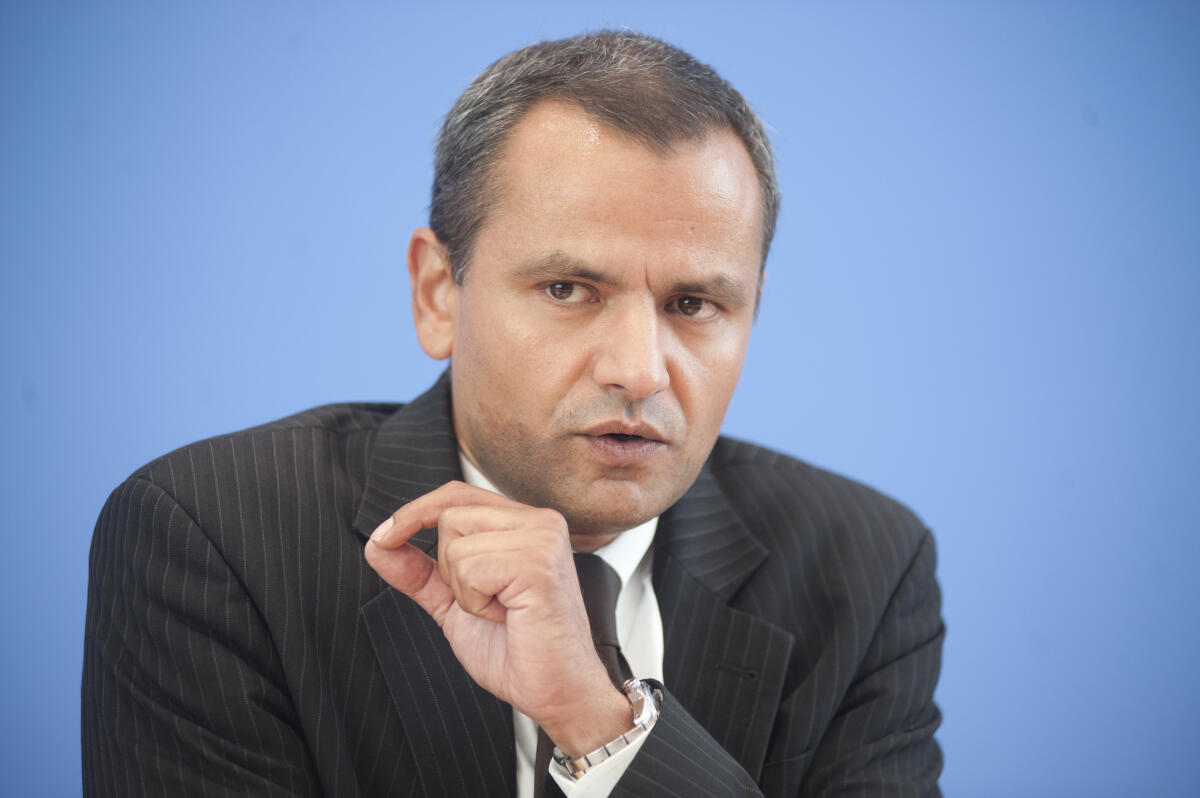Sebastian Edathy, SPD, MdB, während der Bundespressekonferenz nach der Übergabe des Berichtes des NSU-Untersuchungsausschusses an den Bundestagspräsidenten Dr. Norbert Lammert.; Bundestagsabgeordneter, Abgeordneter, Mimik, Geste, Gestik, NSU, Untersuchungsausschuss Edathy, Sebastian Sebastian Edathy, SPD, MdB, während der Bundespressekonferenz nach der Übergabe des Berichtes des NSU-Untersuchungsausschusses an den Bundestagspräsidenten Dr. Norbert Lammert.; Bundestagsabgeordneter, Abgeordneter, Mimik, Geste, Gestik, NSU, Untersuchungsausschuss