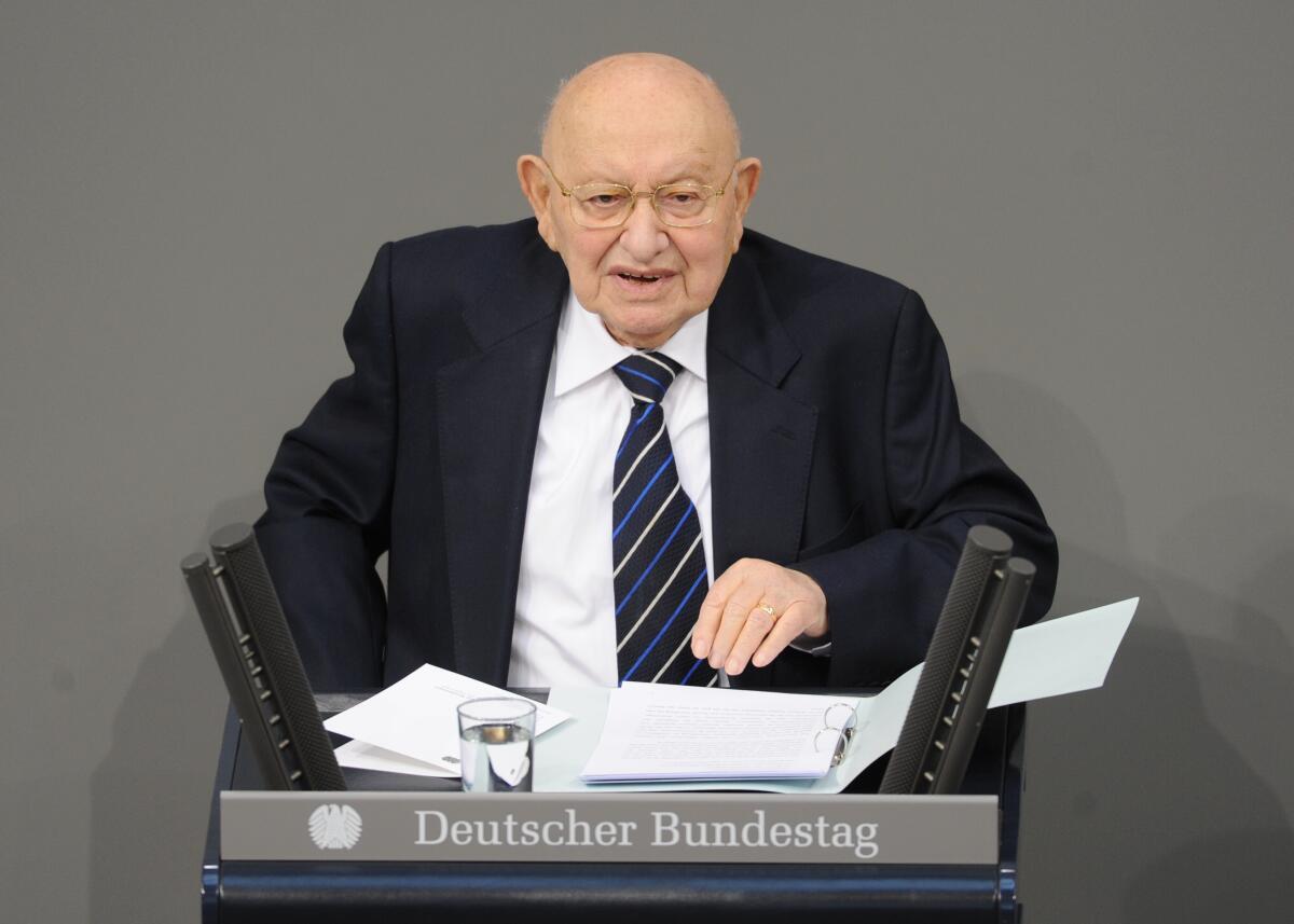 Gedenkstunde des Deutschen Bundestages zum Tag des Gedenkens an die Opfer des Nationalsozialismus. Die Begrüßungsrede hält Bundestagspräsident Prof. Dr. Norbert Lammert, CDU/CSU, die Gedenkrede Prof. Dr. Marcel Reich-Ranicki, (hier im Bild). An der Gedenkfeier nehmen die Verfassungsorgane, Bundespräsident Christian Wulff, CDU/CSU, Bundeskanzlerin Dr. Angela Merkel, CDU/CSU, Präsident des Bundesverfassungsgerichts, Dr. Andreas Vosskuhle, und die Abgeordneten des Deutschen Bundestages sowie geladene Gäste teil. Reich-Ranicki, Marcel Gedenkstunde des Deutschen Bundestages zum Tag des Gedenkens an die Opfer des Nationalsozialismus. Die Begrüßungsrede hält Bundestagspräsident Prof. Dr. Norbert Lammert, CDU/CSU, die Gedenkrede Prof. Dr. Marcel Reich-Ranicki, (hier im Bild). An der Gedenkfeier nehmen die Verfassungsorgane, Bundespräsident Christian Wulff, CDU/CSU, Bundeskanzlerin Dr. Angela Merkel, CDU/CSU, Präsident des Bundesverfassungsgerichts, Dr. Andreas Vosskuhle, und die Abgeordneten des Deutschen Bundestages sowie geladene Gäste teil.