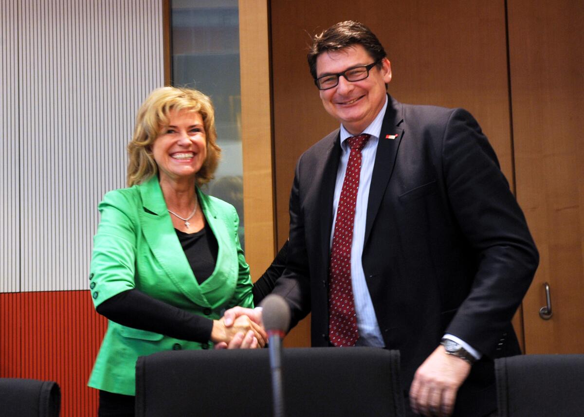 Wöhrl, Dagmar G.; Rebmann, Stefan Der Ausschuss des Deutschen Bundestages für wirtschaftliche Zusammenarbeit und Entwicklung wählt unter der Leitung der Vorsitzenden Dagmar Wöhrl, CDU/CSU, Stefan Rebmann, SPD,  zum stellvertretenden Vorsitzenden.; Gratulation, Getse, Gestik.