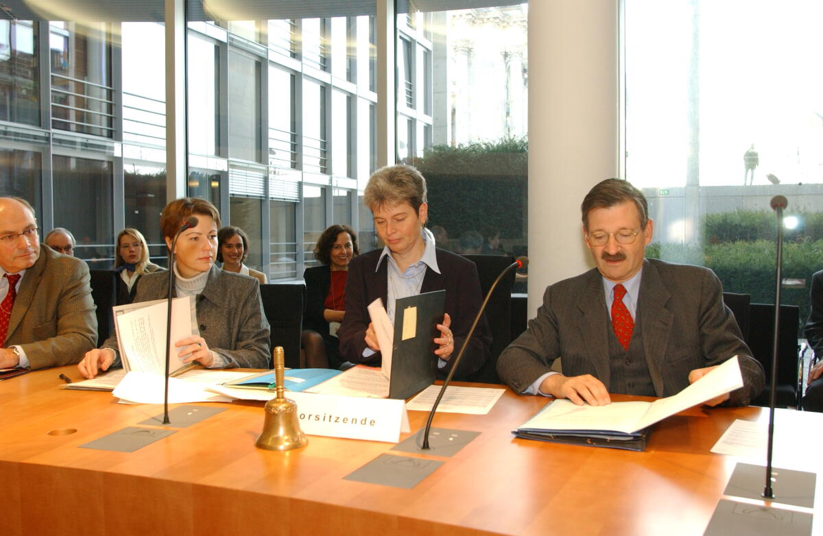 Die FDP-Abgeordnete und Ausschussvorsitzende Marita Sehn, 2.v.r., (verstorben am 18.01.2004) und Bundestagsvizepräsident Dr. Hermann Otto Solms, FDP, rechts,; Sitzungssaal, Sitzung Sehn, Marita; Solms, Hermann Otto Die FDP-Abgeordnete und Ausschussvorsitzende Marita Sehn, 2.v.r., (verstorben am 18.01.2004) und Bundestagsvizepräsident Dr. Hermann Otto Solms, FDP, rechts,; Sitzungssaal, Sitzung