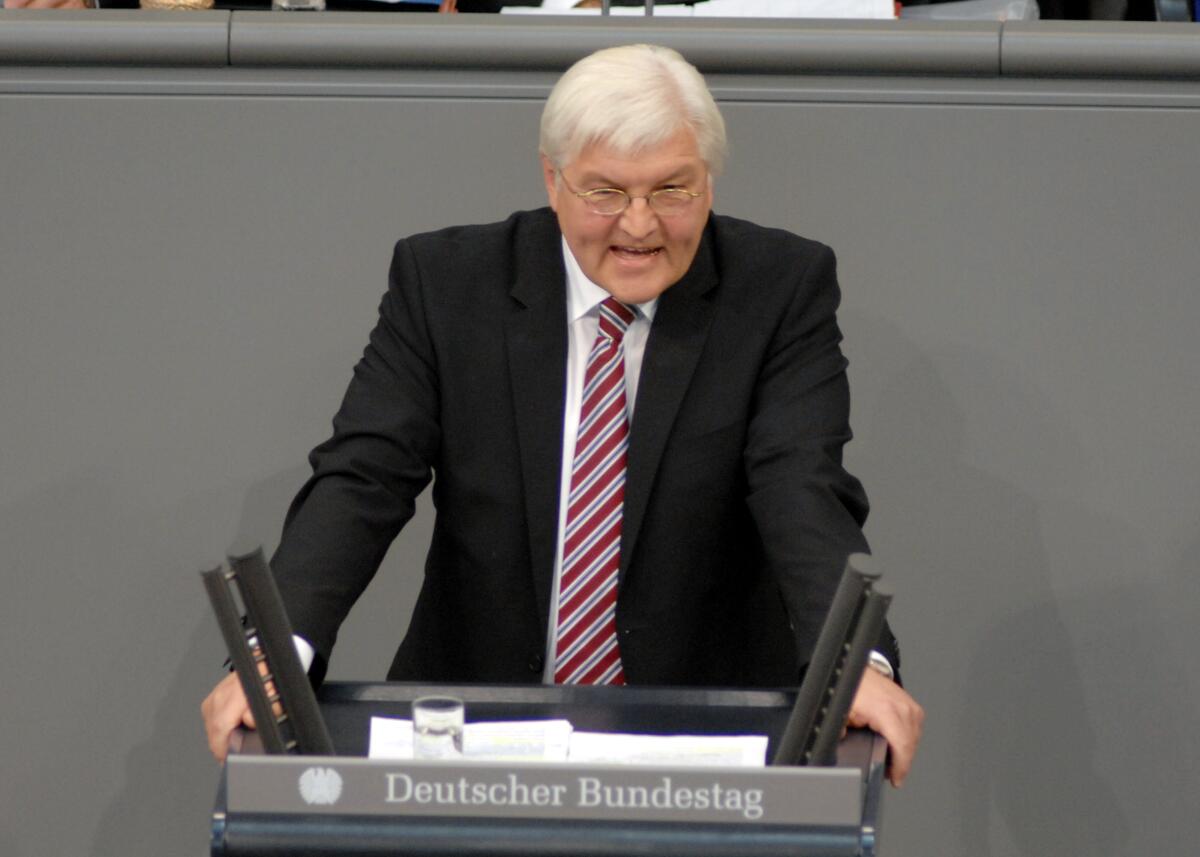 Dr. Frank Walter Steinmeier, SPD, Bundestagsabgeordneter, Abgeordneter, Mitglied des Deutschen Bundestages, MdB, Rede, Deutscher Bundestag, 9. Sitzung, TOP 4, Thema: Klimakonferenz in Kopenhagen.; Rednerpult. Steinmeier, Frank-Walter Dr. Frank Walter Steinmeier, SPD, Bundestagsabgeordneter, Abgeordneter, Mitglied des Deutschen Bundestages, MdB, Rede, Deutscher Bundestag, 9. Sitzung, TOP 4, Thema: Klimakonferenz in Kopenhagen.; Rednerpult.