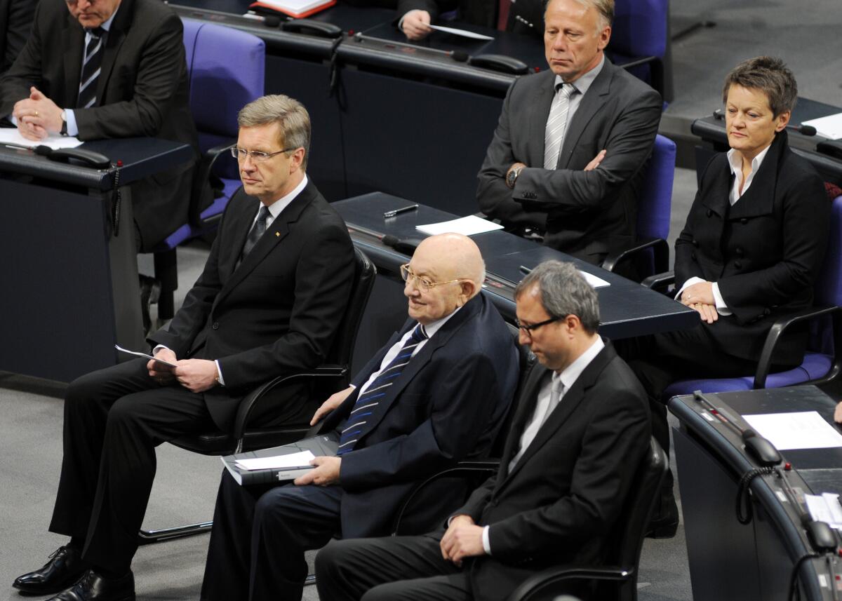 Lammert, Norbert; Reich-Ranicki, Marcel; Wulff, Christian; Vosskuhle, Andreas; Trittin, Jürgen; Künast, Renate Gedenkstunde des Deutschen Bundestages zum Tag des Gedenkens an die Opfer des Nationalsozialismus. Die Begrüßungsrede hält Bundestagspräsident Prof. Dr. Norbert Lammert, CDU/CSU, die Gedenkrede Prof. Dr. Marcel Reich-Ranicki, (mitte). An der Gedenkfeier nehmen die Verfassungsorgane, Bundespräsident Christian Wulff, (li), CDU/CSU, Bundeskanzlerin Dr. Angela Merkel, CDU/CSU, Präsident des Bundesverfassungsgerichts, Dr. Andreas Vosskuhle, (re), und die Abgeordneten des Deutschen Bundestages sowie geladene Gäste teil. Rechts im Hintergrund Jürgen Trittin und Renate Künast von Bündnis 90/Die Grünen.