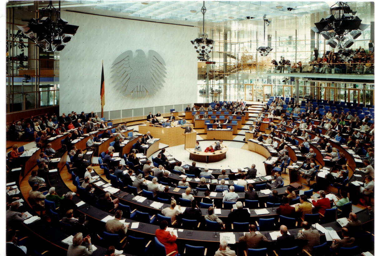 Neuer Plenarsaal, Bundestagssitzung, Plenum, Sitzung, Abgeordnete, MdB, Bundestagsabgeordnete, Innenaufnahme, innen, Innenansicht, Innenarchitektur, Bundestagsadler, Adler, Journalisten, Pressebühne Neuer Plenarsaal, Bundestagssitzung, Plenum, Sitzung, Abgeordnete, MdB, Bundestagsabgeordnete, Innenaufnahme, innen, Innenansicht, Innenarchitektur, Bundestagsadler, Adler, Journalisten, Pressebühne