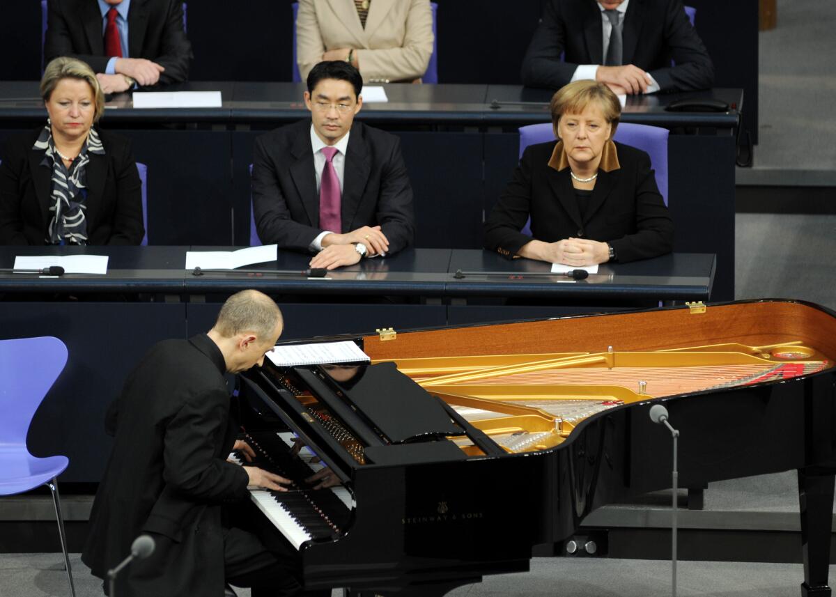 Merkel, Angela; Rösler, Philipp; Pieper, Cornelia; Nemtsov, Jascha Gedenkstunde des Deutschen Bundestages zum Tag des Gedenkens an die Opfer des Nationalsozialismus. Die Begrüßungsrede hält Bundestagspräsident Prof. Dr. Norbert Lammert, CDU/CSU, die Gedenkrede Prof. Dr. Marcel Reich-Ranicki. An der Gedenkfeier nehmen die Verfassungsorgane, Bundespräsident Christian Wulff, CDU/CSU, Bundeskanzlerin Dr. Angela Merkel, (re), CDU/CSU, Präsident des Bundesverfassungsgerichts, Dr. Andreas Vosskuhle, und die Abgeordneten des Deutschen Bundestages sowie geladene Gäste teil. Jascha Nemtsov spielt Frédéric Chopin.