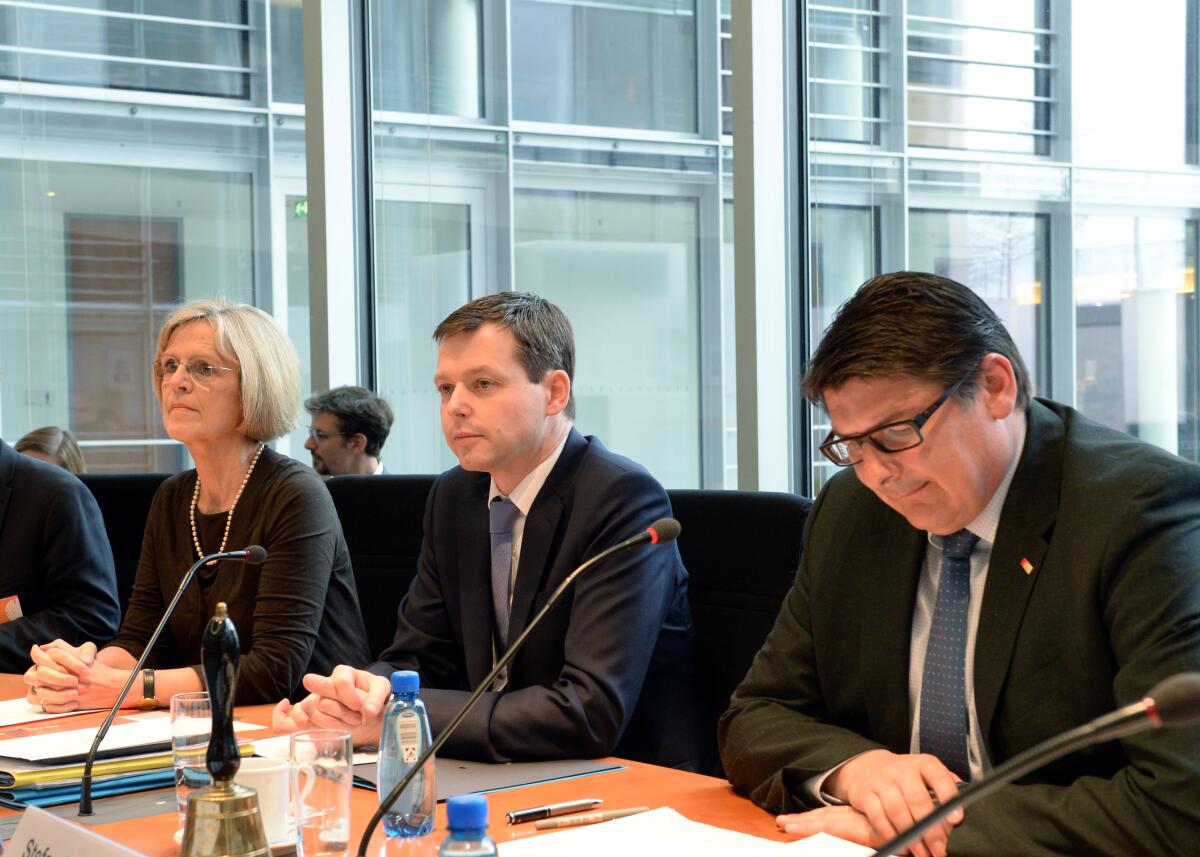 Rebmann, Stefan; Dieckmann, Bärbel; Silberhorn, Thomas Bärbel Dieckmann, Präsidentin der Welthungerhilfe, ist zu Gast beim Ausschuss des Deutschen Bundestages für wirtschaftliche Zusammenarbeit und Entwicklung. Stefan Rebmann, (re), SPD, stellvertretender Vorsitzender des Ausschusses, leitet die Sitzung. Mitte: Thomas Silberhorn, CDU/CSU, Staatssekretär.